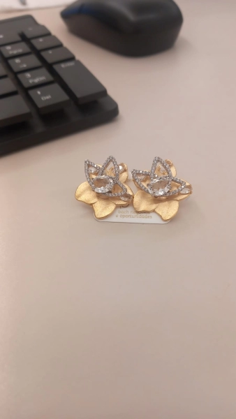 Brinco Dourado Luxuoso Flores Com Zircônia Branca